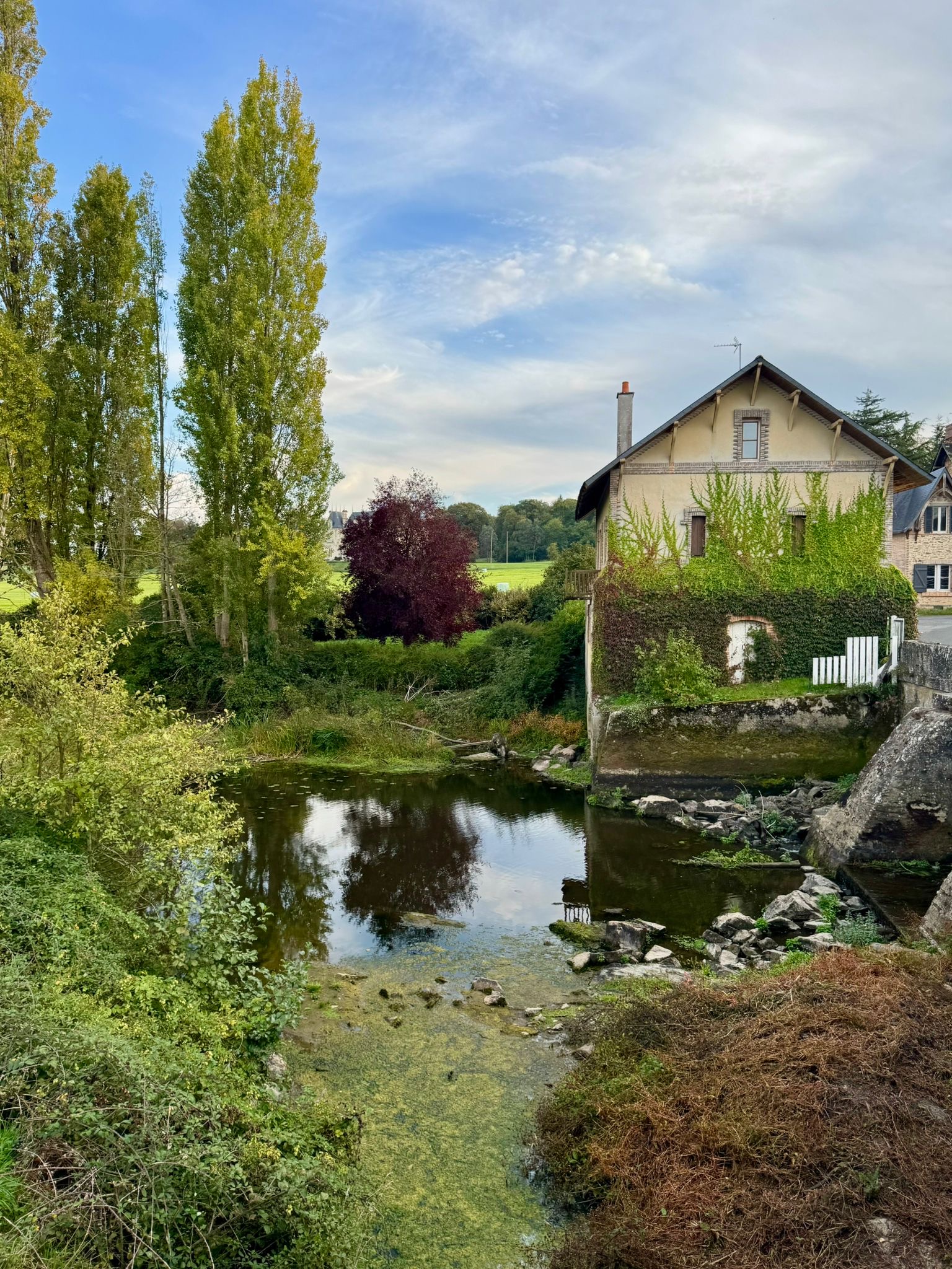 Détails authentiques et cheminée du moulin rénové