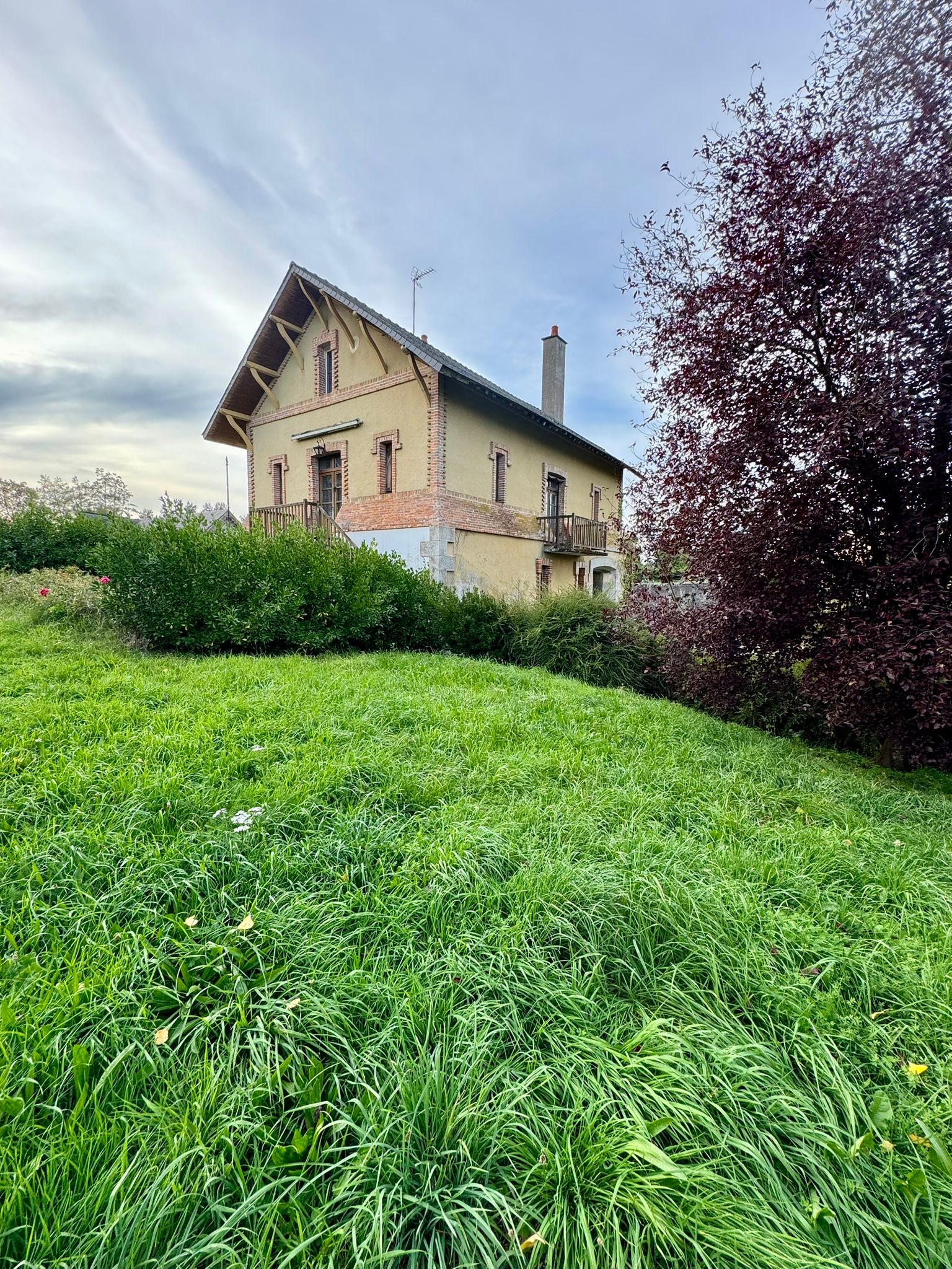 Pièce de vie chaleureuse du gîte dans l'ancien moulin
