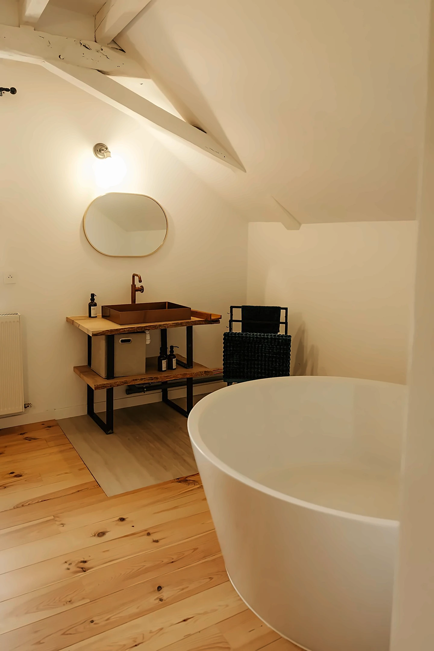 Salle de bain avec baignoire îlot du gîte de charme Le Moulin de Micheline