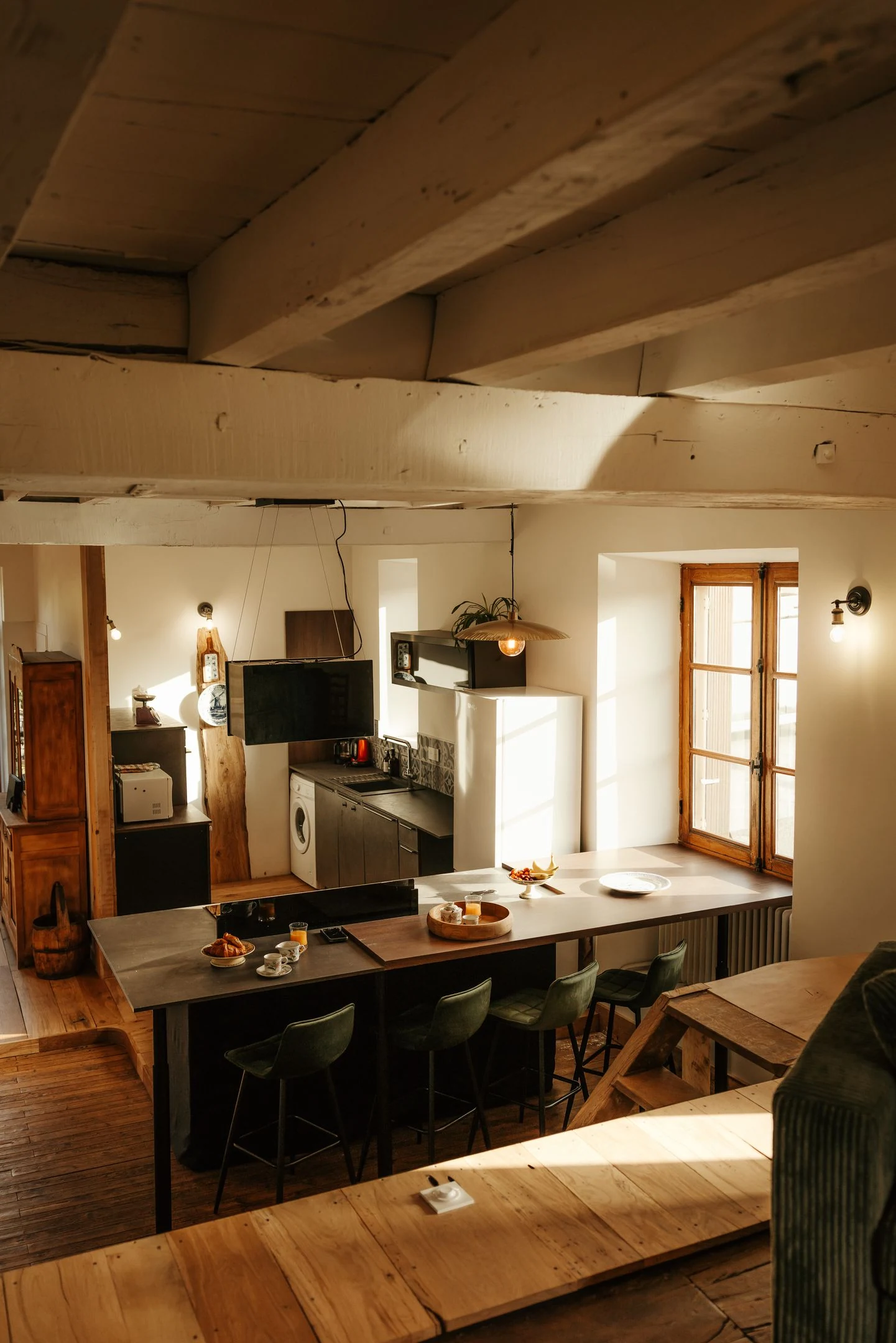 Salon avec plancher vitré sur le bief, Le Moulin de Micheline
